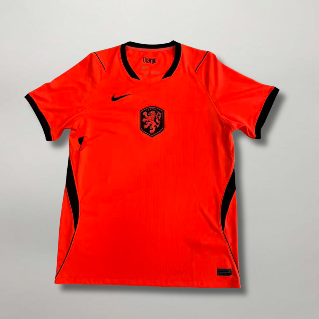 Fronte della maglia home dell'Olanda 2026 arancione brillante con dettagli neri e stemma del leone sul petto