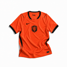Fronte della maglia home dell'Olanda 2026 arancione brillante con dettagli neri e stemma del leone sul petto