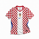 Fronte della maglia home della Croazia 2026 con l'iconico pattern a scacchiera rossa e bianca e stemma sul petto
