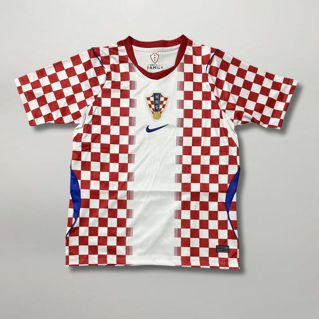 Fronte della maglia home della Croazia 2026 con l'iconico pattern a scacchiera rossa e bianca e stemma sul petto