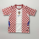 Fronte della maglia home della Croazia 2026 con l'iconico pattern a scacchiera rossa e bianca e stemma sul petto