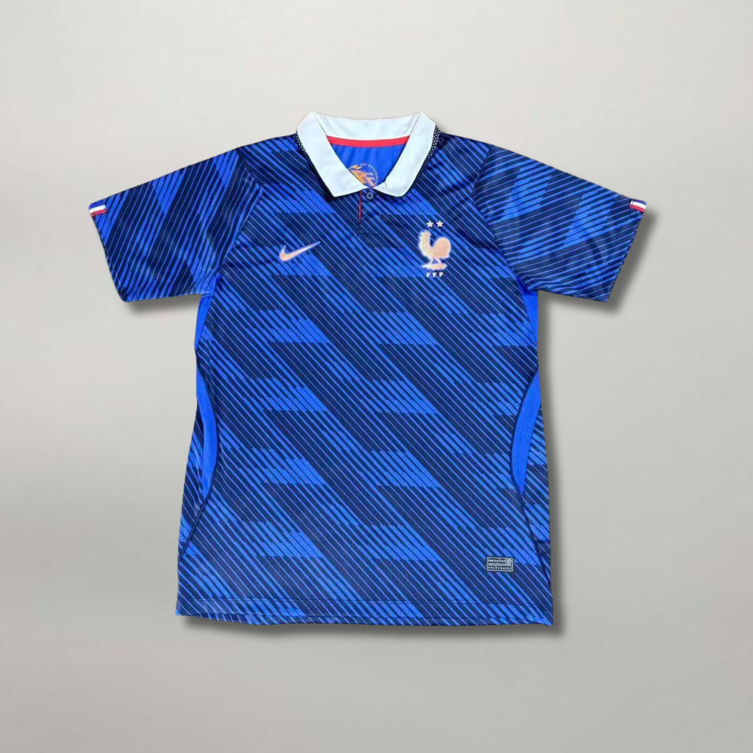 Fronte della maglia home della Francia 2026 blu con trama geometrica e stemma sul petto