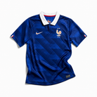 Fronte della maglia home della Francia 2026 blu con trama geometrica e stemma sul petto