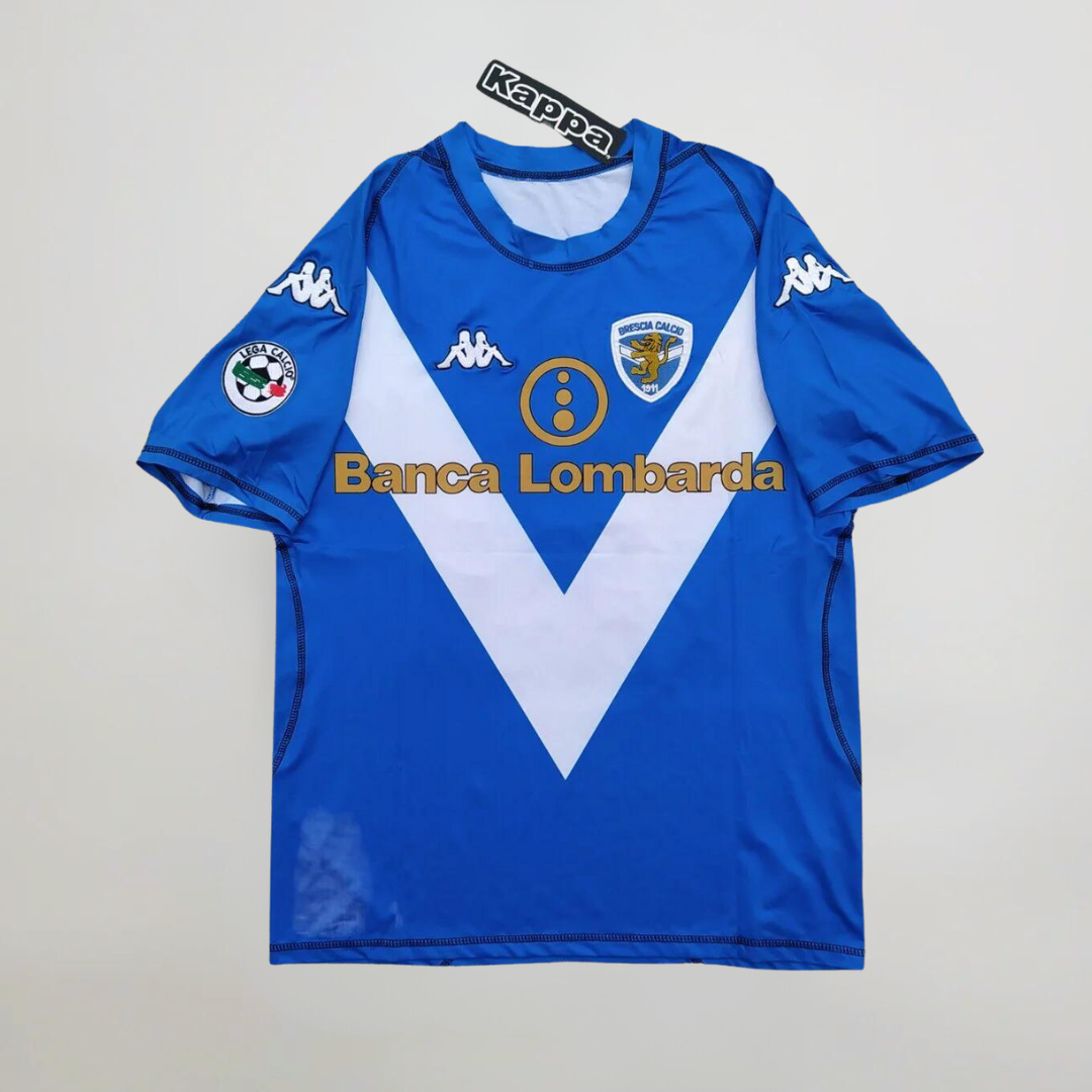 Fronte kit home Brescia 2003/04 con iconica V bianca e stemma del club.