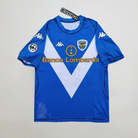 Fronte kit home Brescia 2003/04 con iconica V bianca e stemma del club.