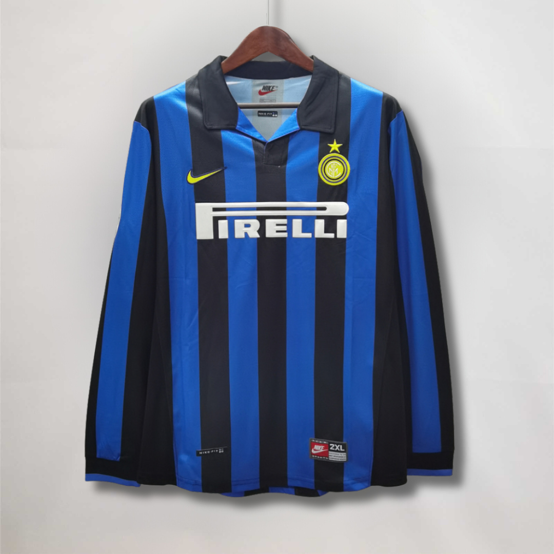 Fronte kit home Inter 1998/99 strisce nerazzurre, colletto a polo e stella dorata.