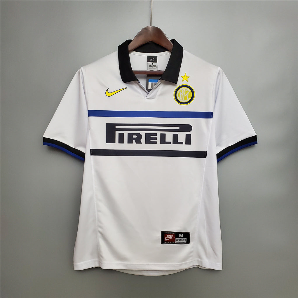 Fronte kit vintage Inter 1998/99 bianco con stemma del club e stella dorata