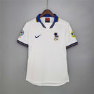 Fronte maglia away Italia 1996 con stemma FIGC e colletto azzurro/oro.