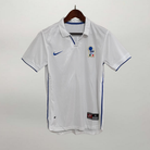 Fronte maglia away Italia 1998 con stemma FIGC e dettagli azzurri sul colletto