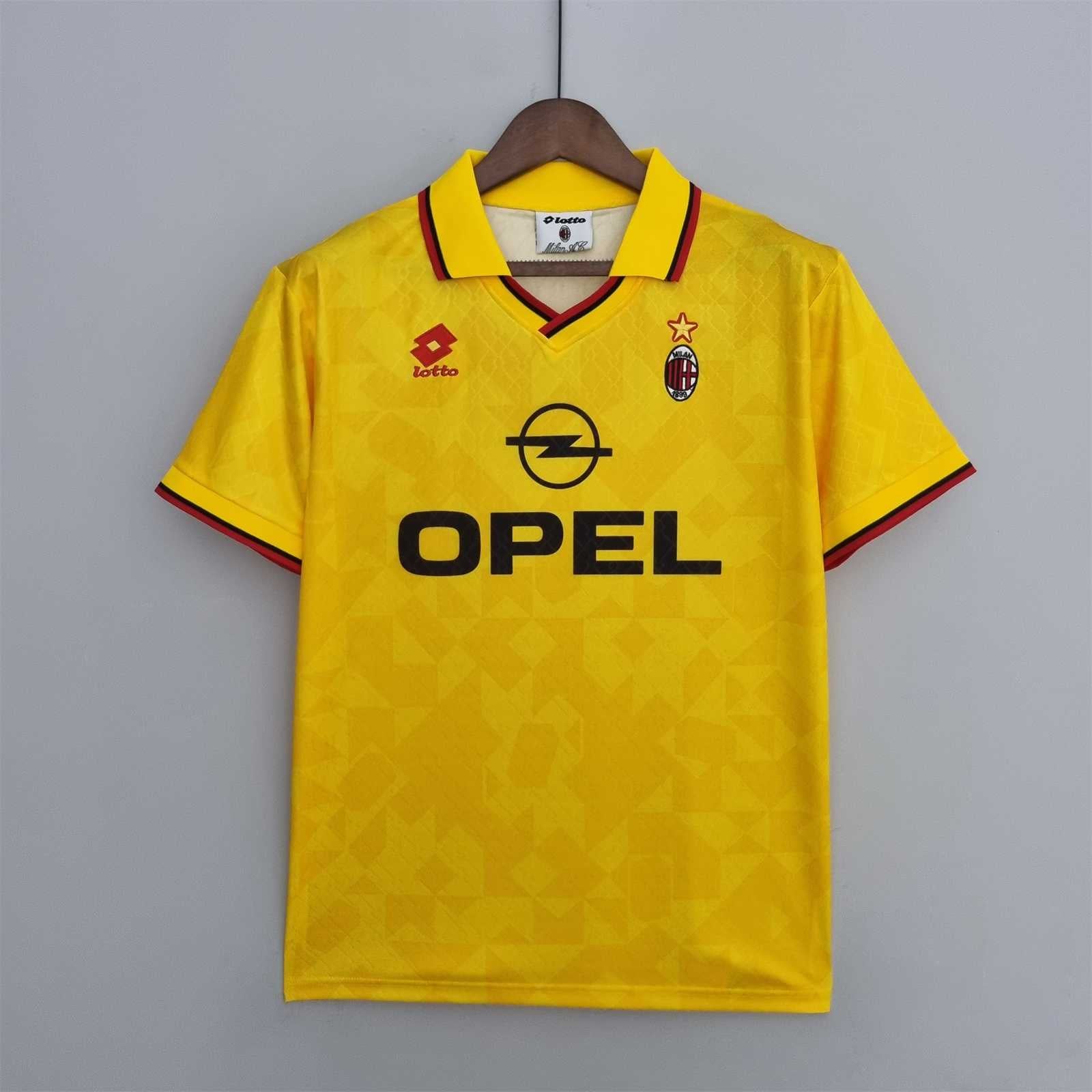 Fronte maglia gialla Milan 1995/96 con colletto a polo e dettagli rossi e neri.