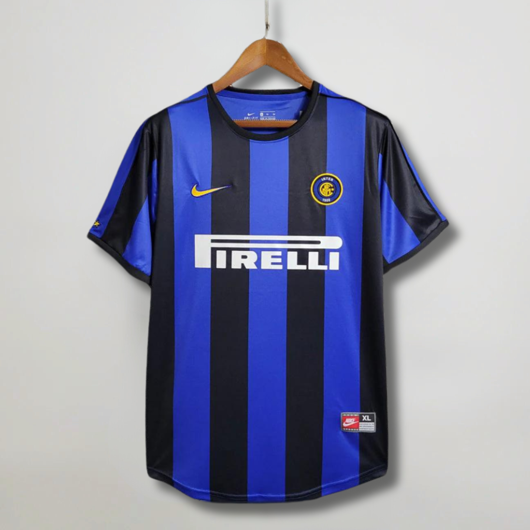 Fronte maglia home Inter 1999/00 con stemma centrale e stella dorata.