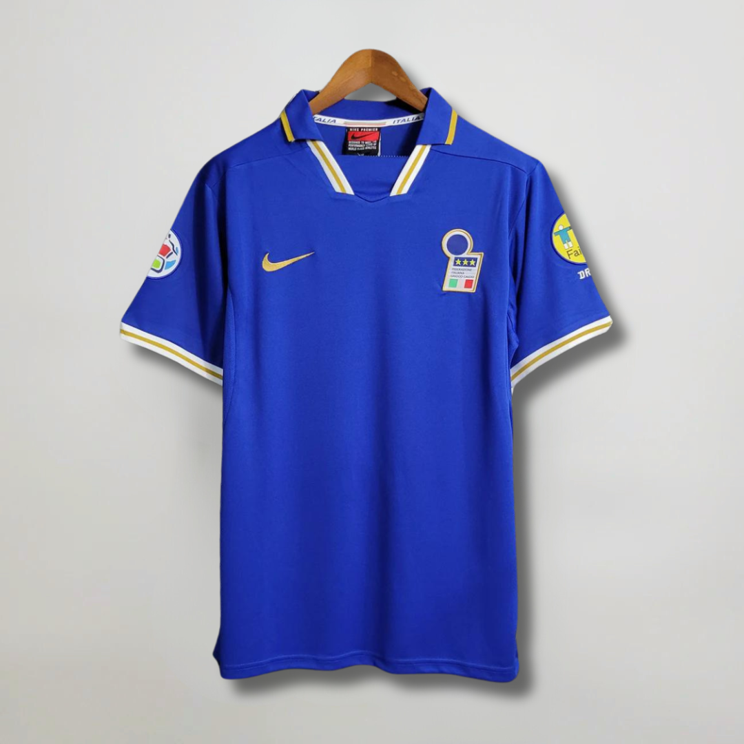 Fronte maglia home Italia 1996/97 con stemma FIGC e colletto blu e oro