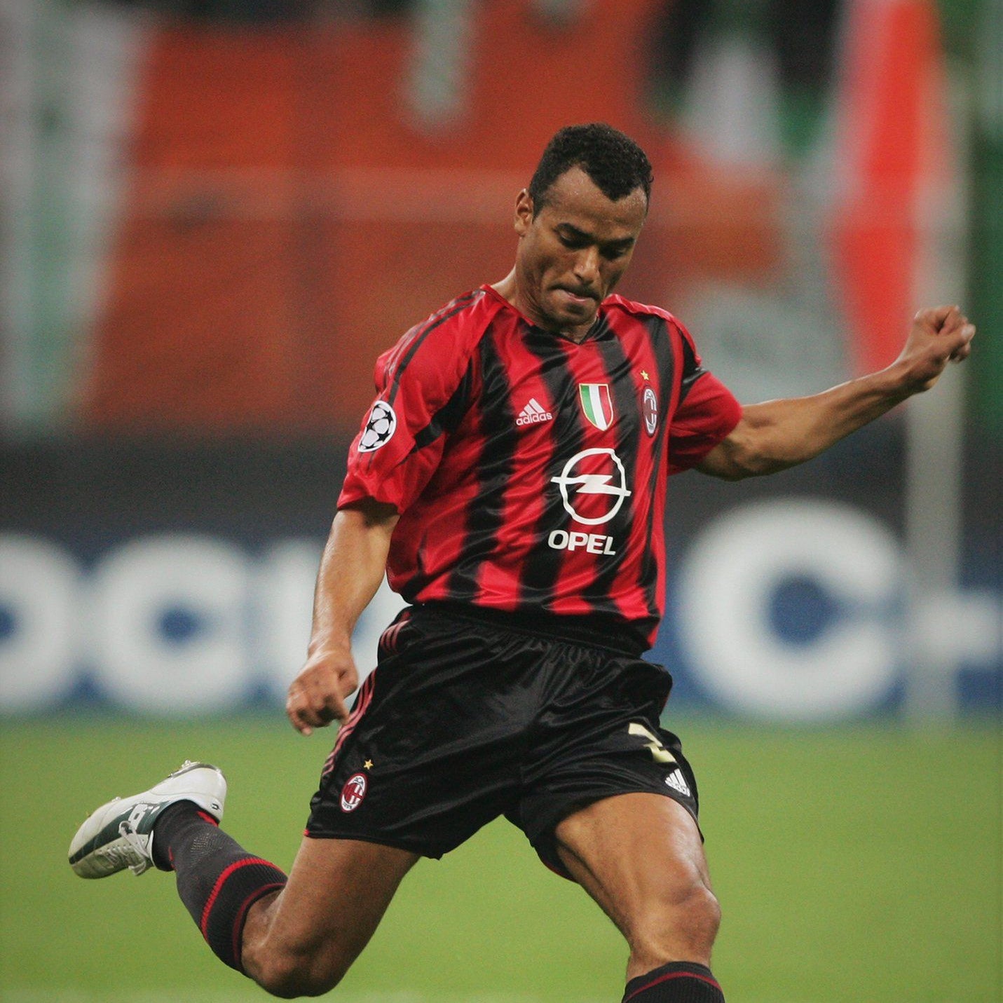 Giocatore Milan stagione 1996/97 con storica maglia home rossonera
