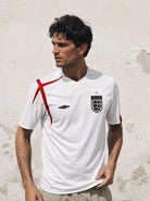 Tifoso che indossa maglia Inghilterra 2006 taglio classico