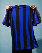 Dettaglio del LOGO a polo nero e trama del tessuto vintage Inter 1999.