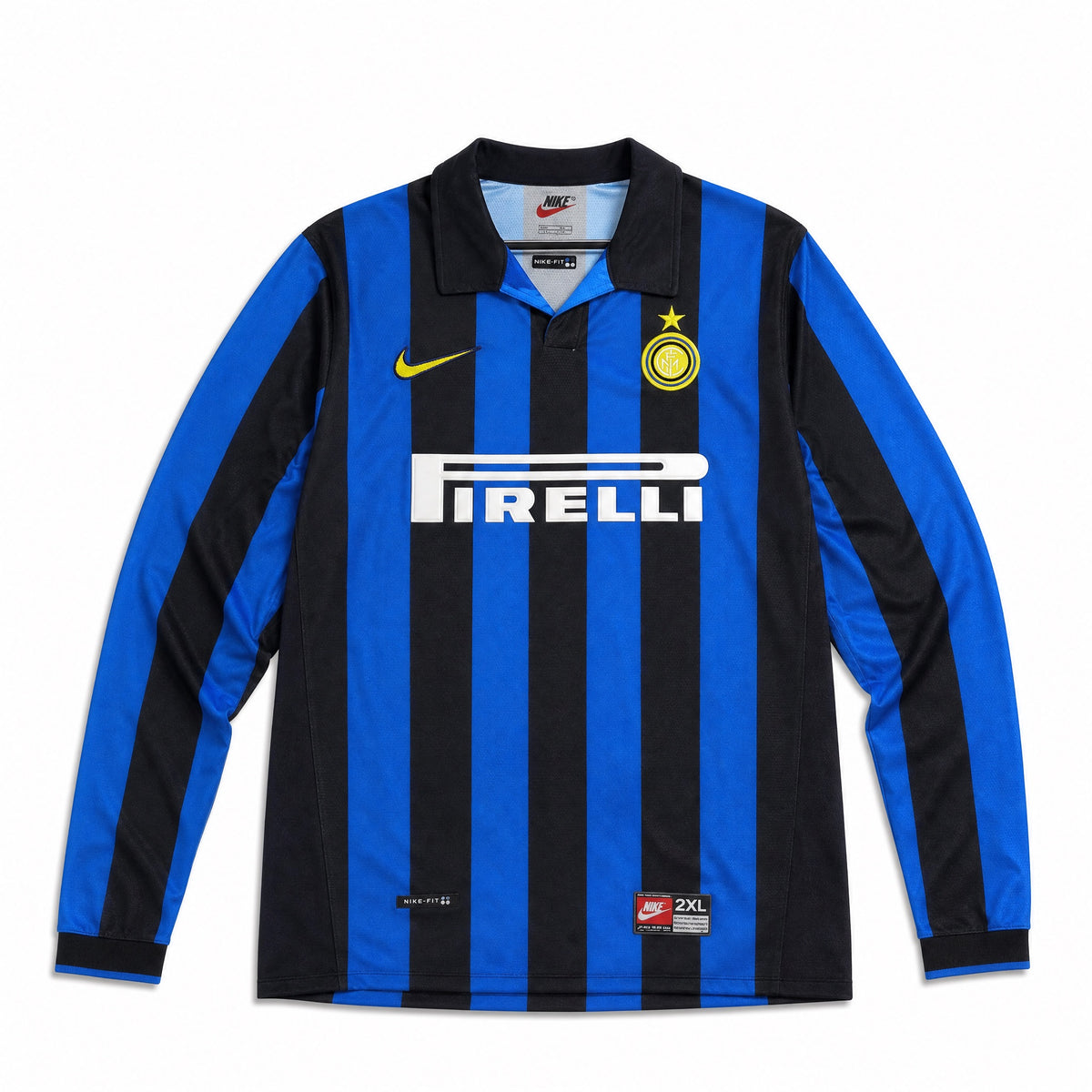 Fronte kit home Inter 1998/99 strisce nerazzurre, colletto a polo e stella dorata.
