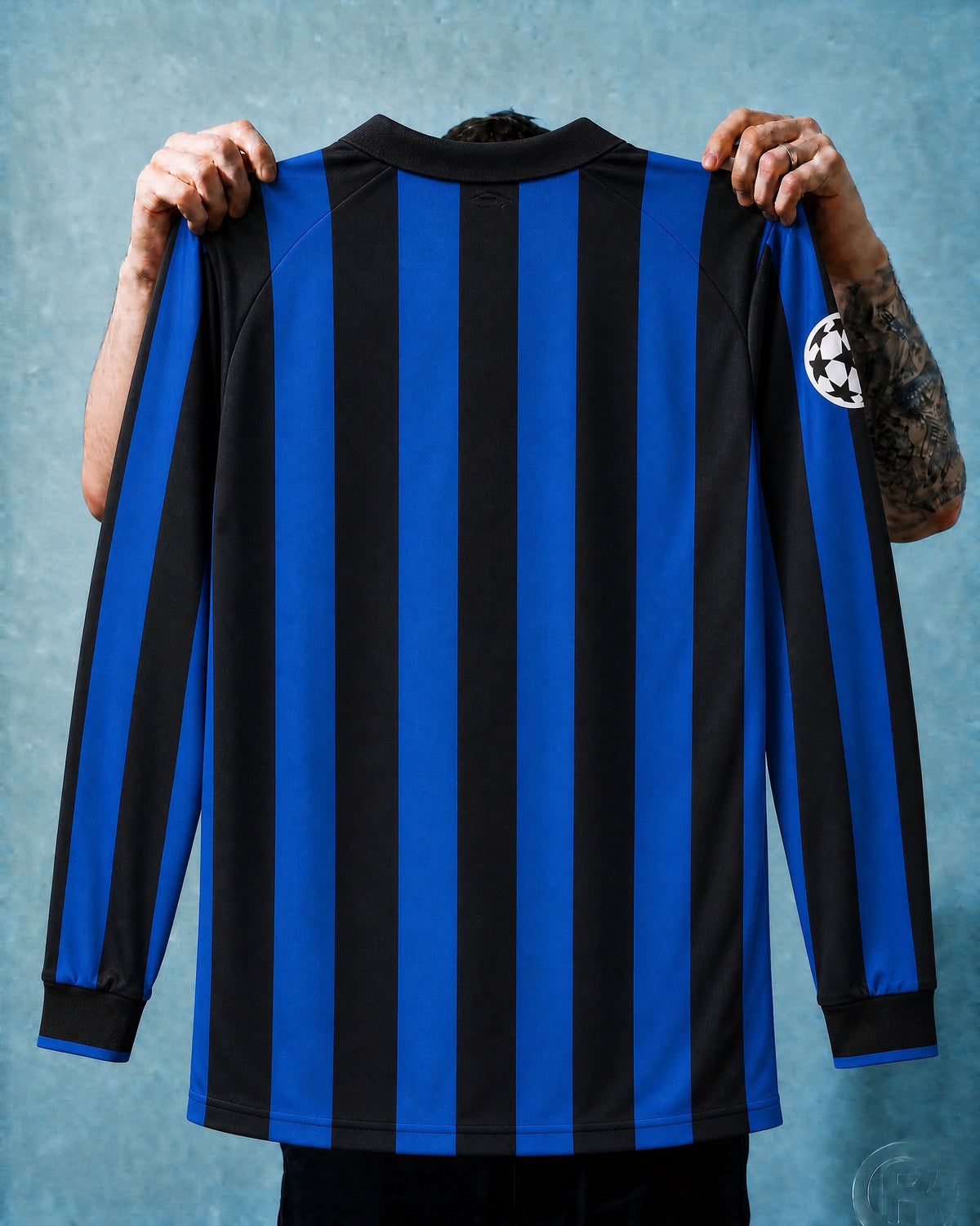 Dettaglio della manica lunga e della trama del tessuto nerazzurro vintage.
