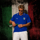 Fronte maglia home Italia 1990 con colletto a polo tricolore e stemma FIGC.