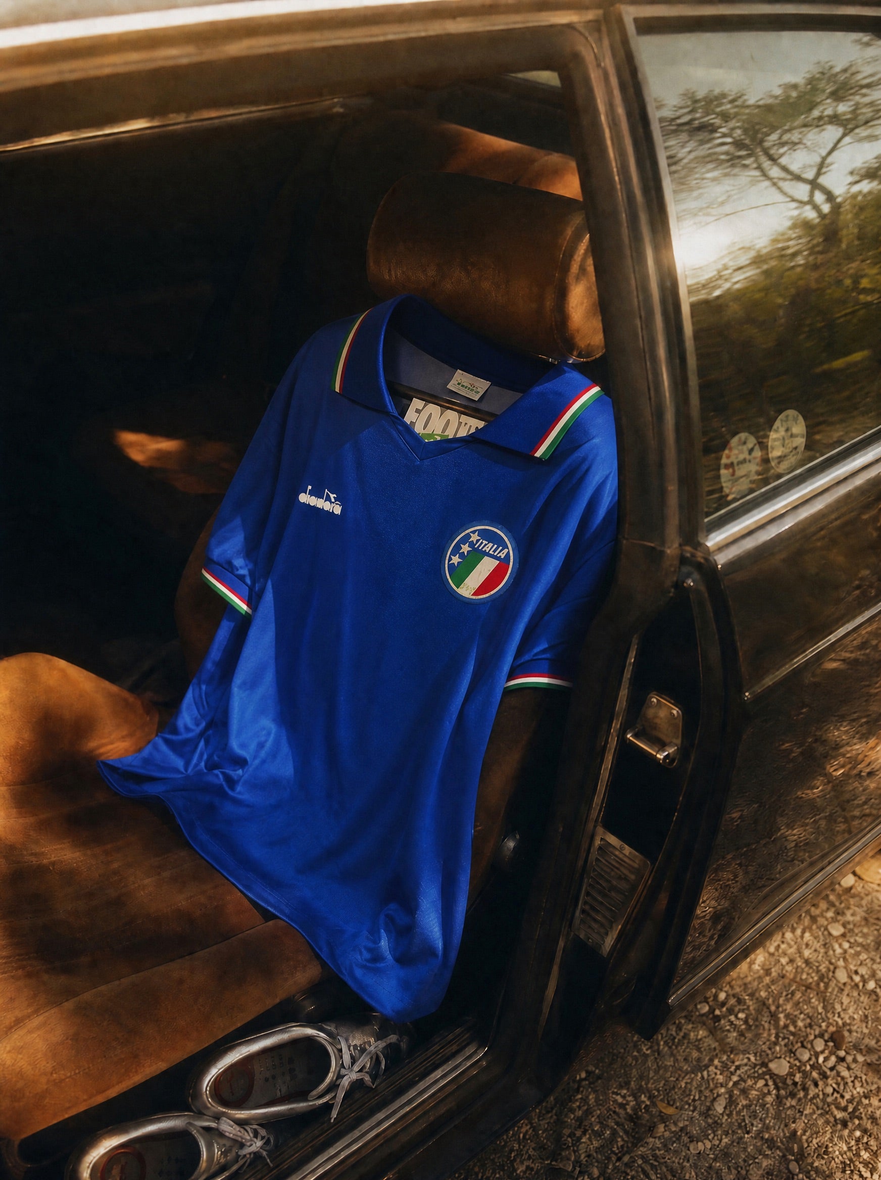 Dettaglio del ricamo tricolore sul colletto e stemma Italia 1990.