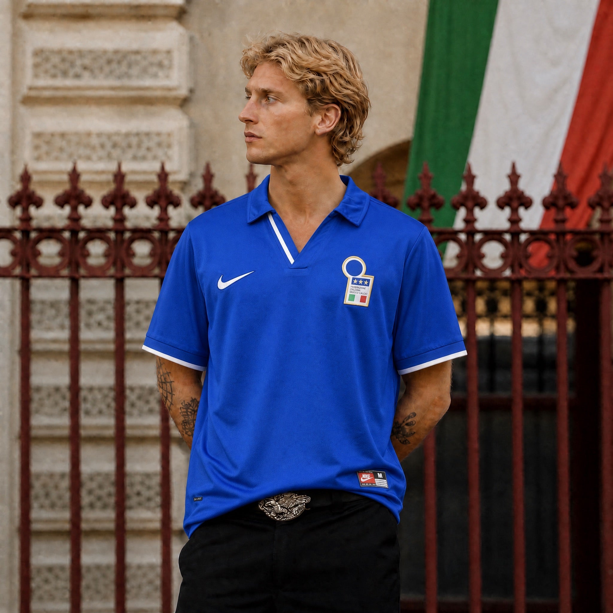Fronte maglia home Italia 1998 con colletto a polo e stemma FIGC.