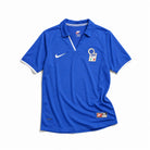 Fronte maglia home Italia 1998 con colletto a polo e stemma FIGC.