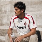 Kaká con maglia Milan 2006/07 mentre solleva la coppa Champions League