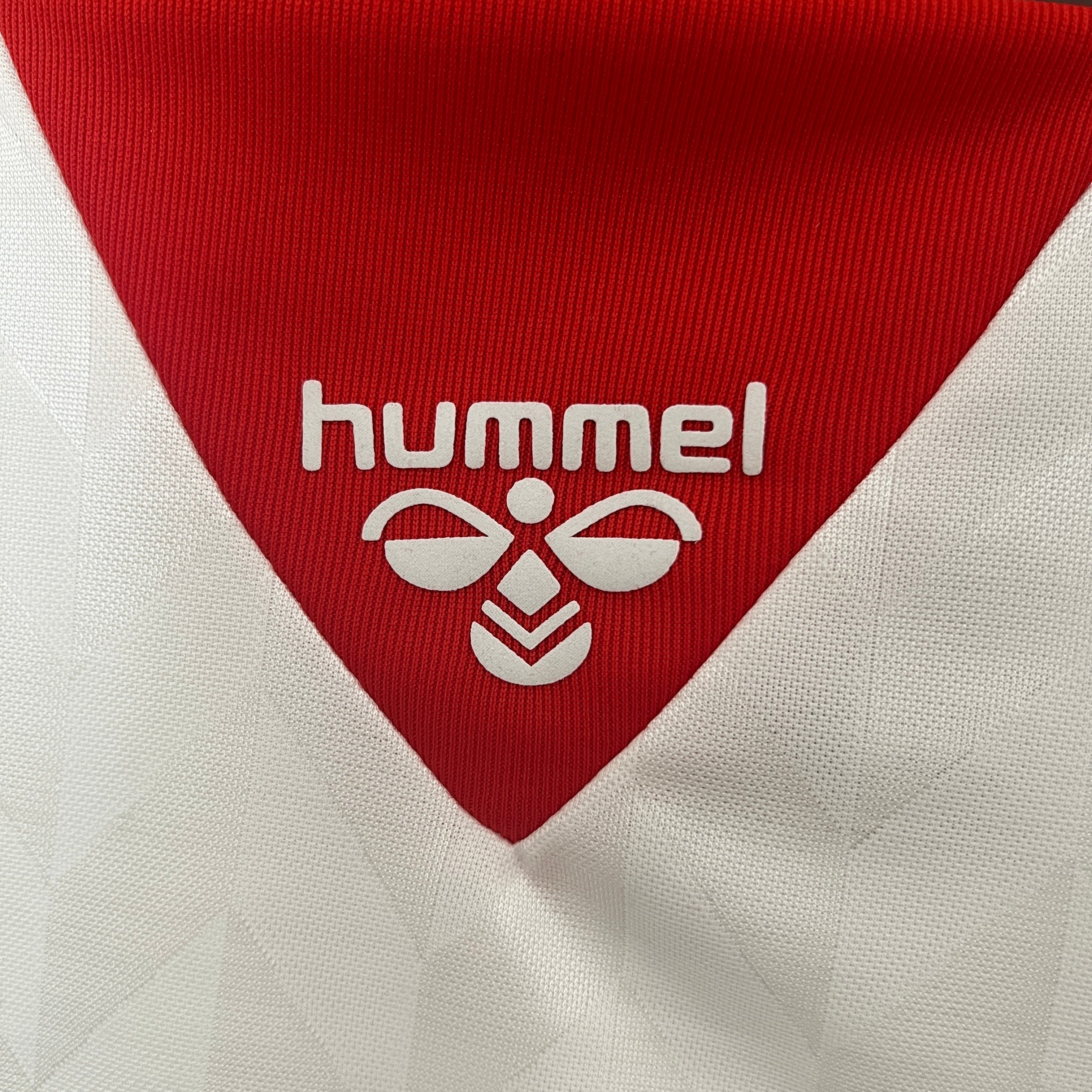 Logo Hummel su maglia Danimarca 1988 away dettaglio spalla