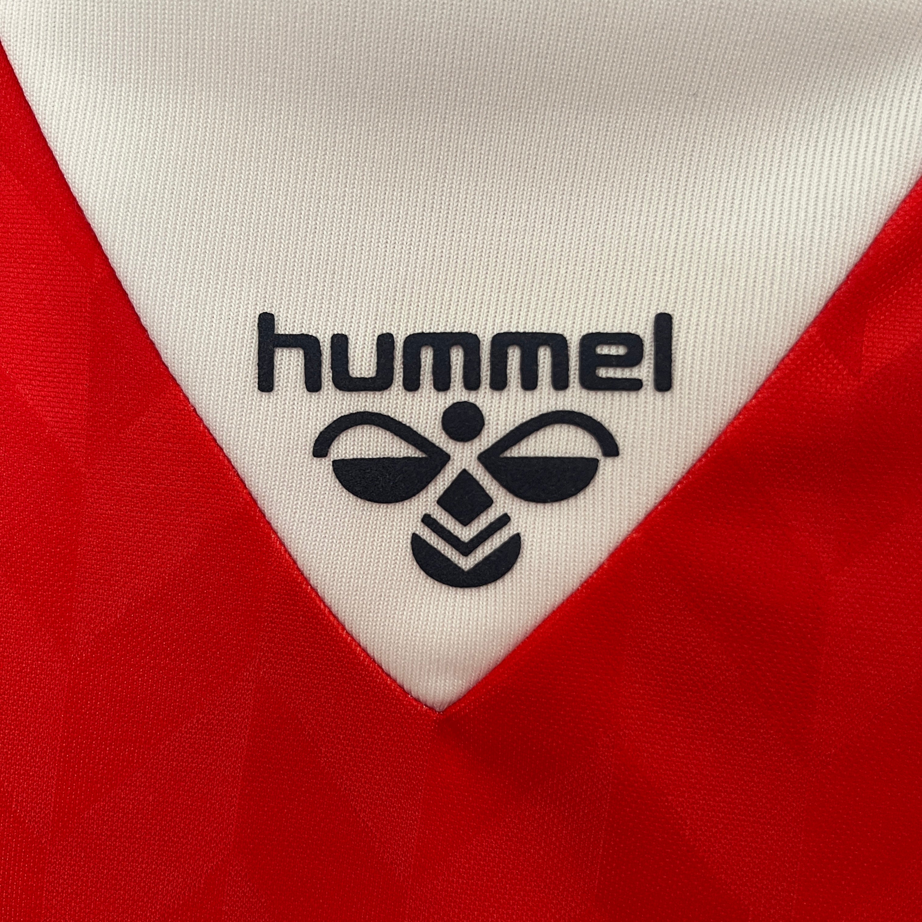 Logo Hummel su maglia Danimarca 1988 home dettaglio spalla bianca