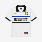 Fronte kit vintage Inter 1998/99 bianco con stemma del club e stella dorata

