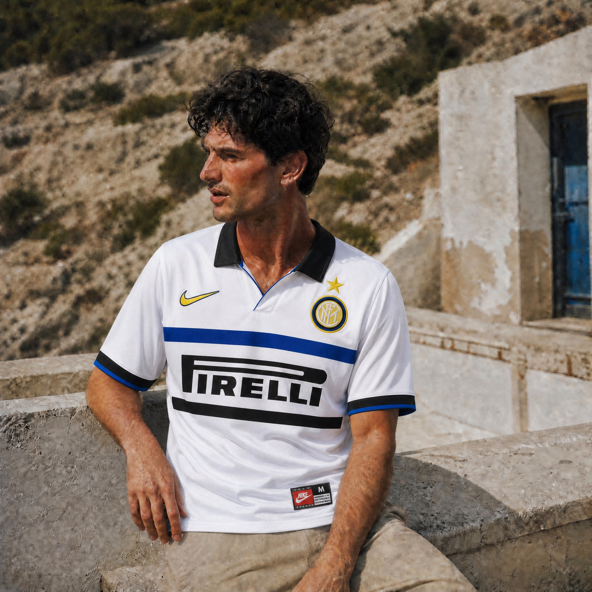 Roberto Baggio in campo con la maglia away bianca dell'Inter nella stagione 1998/99.
