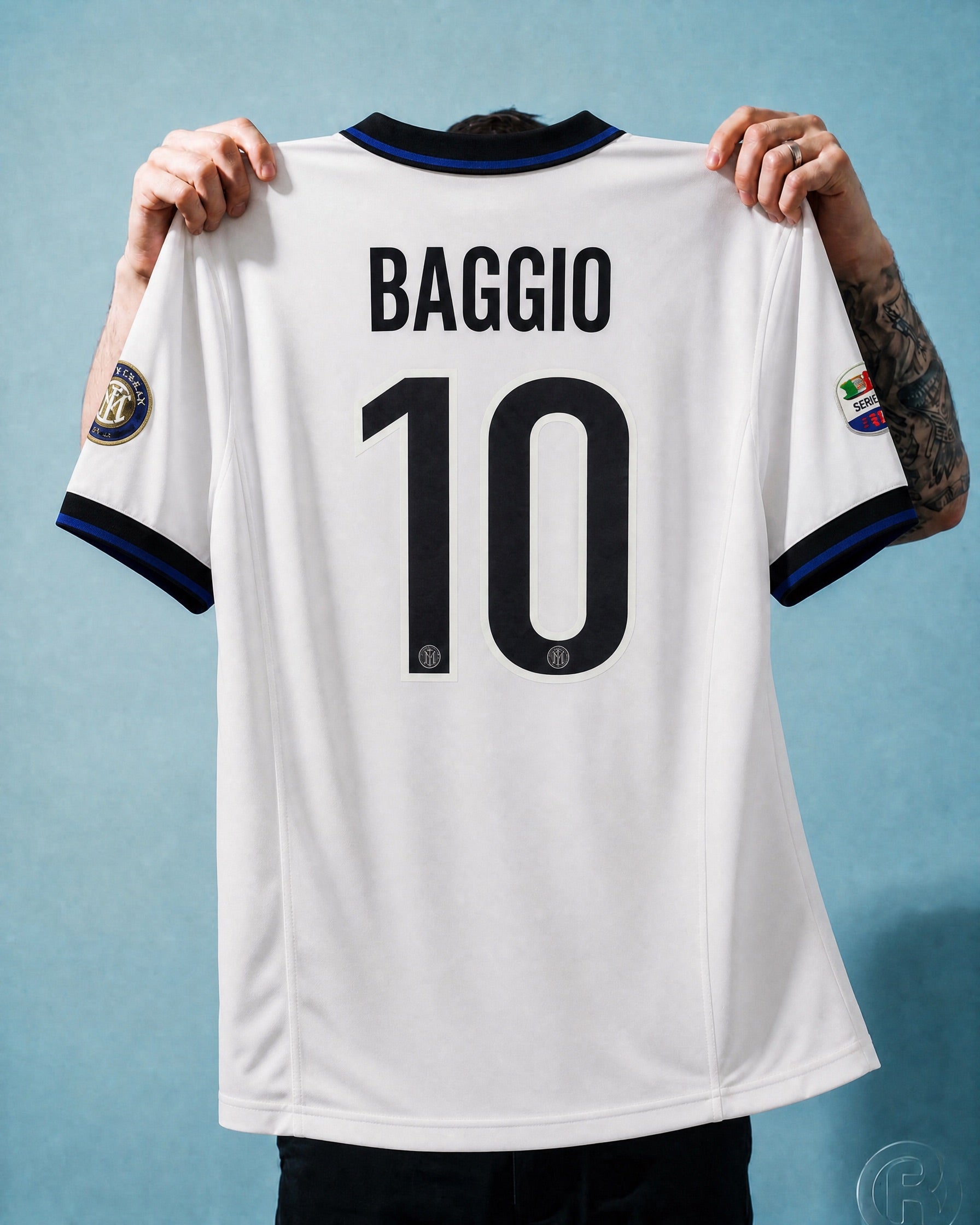 Dettaglio colletto nerazzurro su maglia da trasferta bianca Inter 1998/99.
