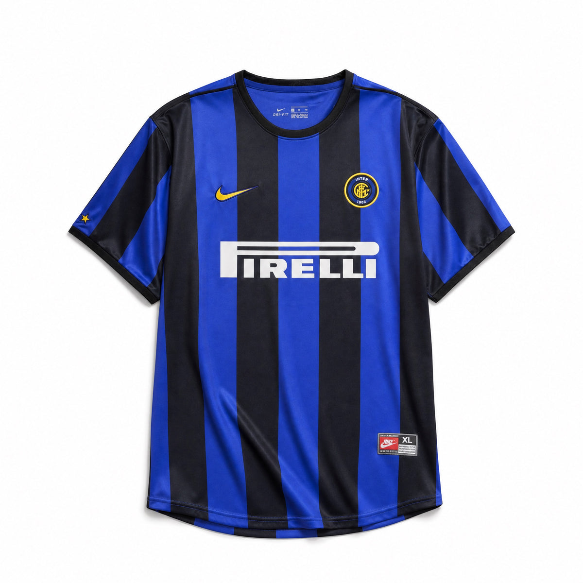 Fronte maglia home Inter 1999/00 con stemma centrale e stella dorata.
