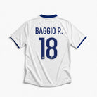 Retro maglia bianca Italia 1999/00 Baggio numero 18 blu con font originale.