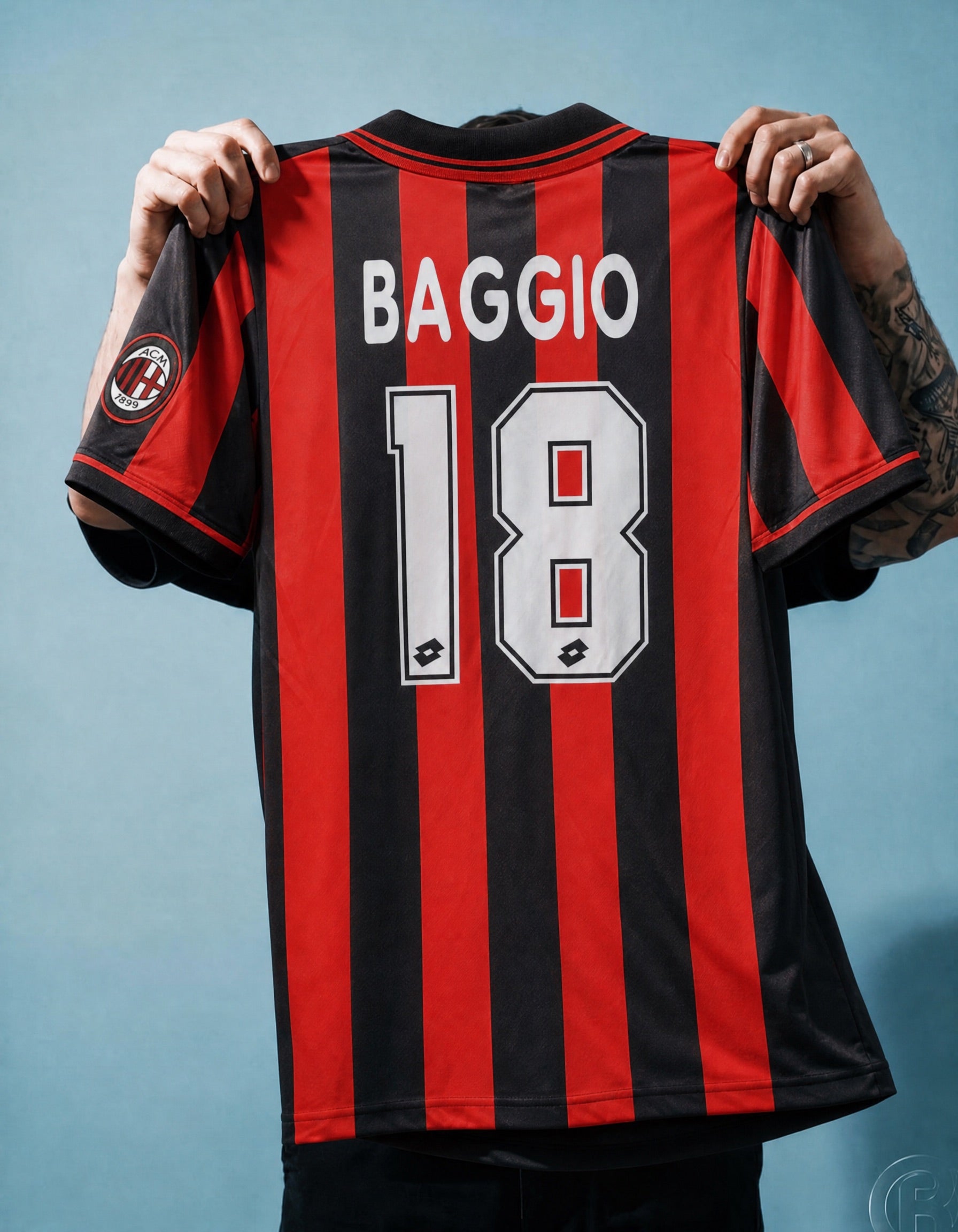 Dettaglio dello stemma del Milan con stella dorata e patch Scudetto tricolore.