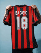 Dettaglio dello stemma del Milan con stella dorata e patch Scudetto tricolore.