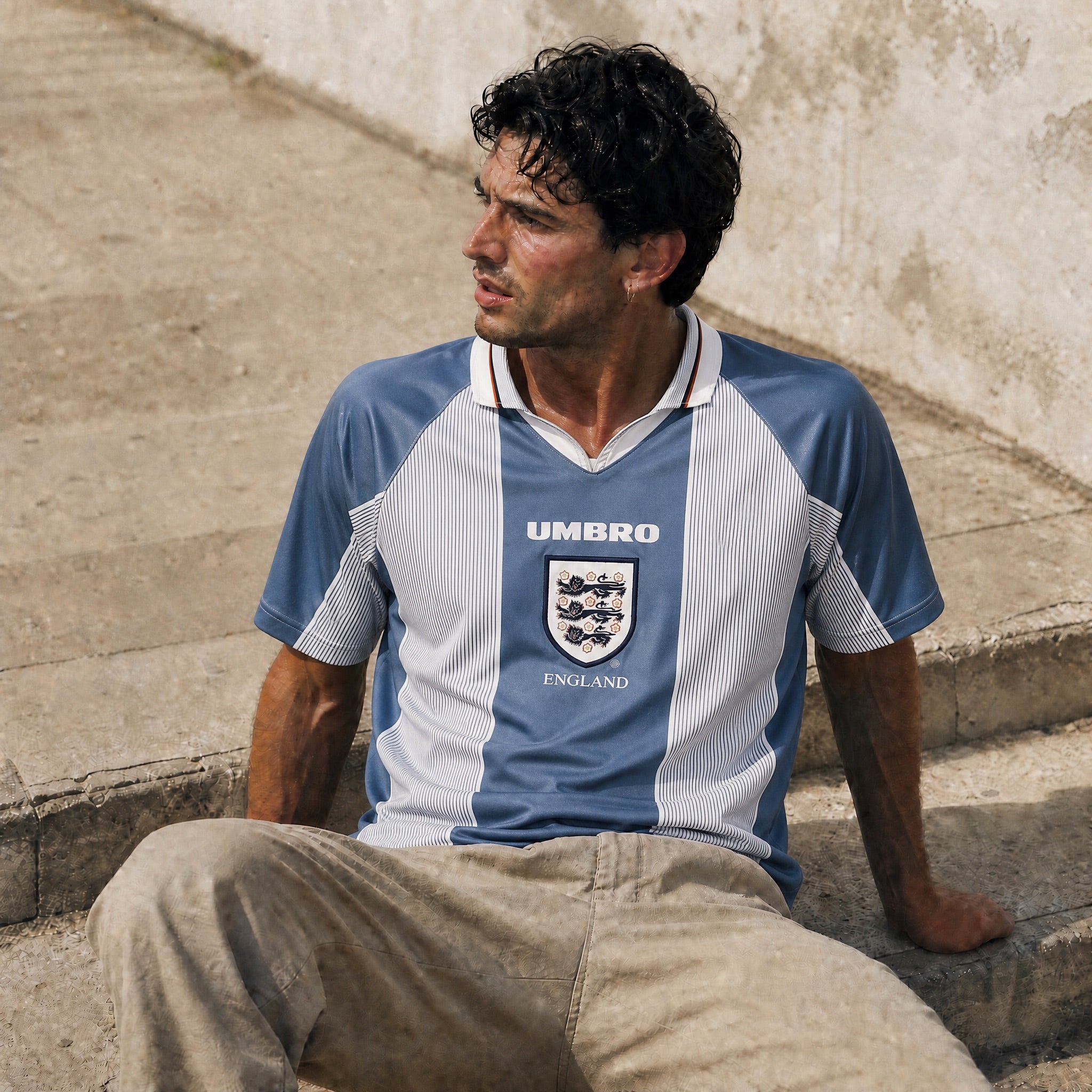 David Beckham con maglia Inghilterra Away 1996 in stile rétro