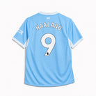 Dettaglio nome Haaland e numero 9 su maglia Manchester City azzurra 2026/27