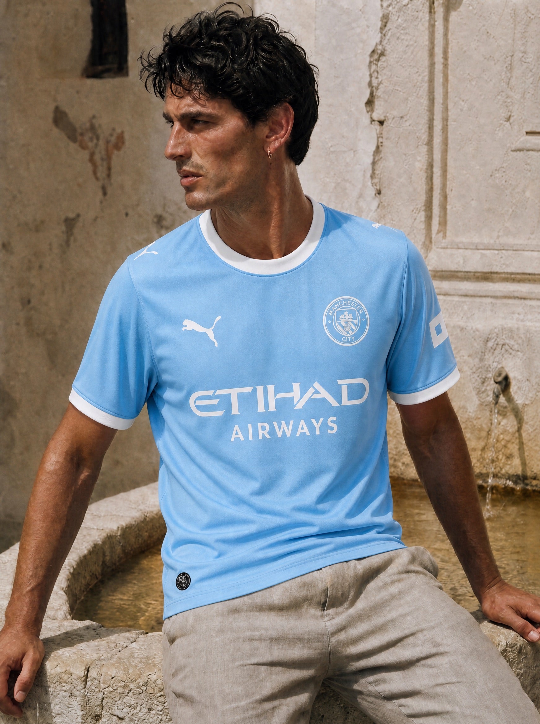 Maglia ufficiale Manchester City stagione 2026/27 colletto e design frontale