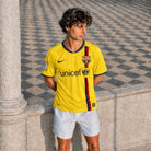 Tifoso che indossa maglia Barcellona away 2008/09 taglio classico