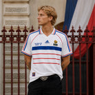 Tifoso che indossa maglia Francia away 1998 taglio classico
