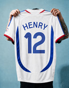Maglia storica Francia 2006 dettaglio numero 12 in mano