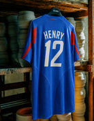 Maglia storica Francia 2004 appesa dettaglio numero 12
