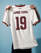 Vista posteriore della maglia Spagna Away 2026 con personalizzazione Lamine Yamal numero 19.