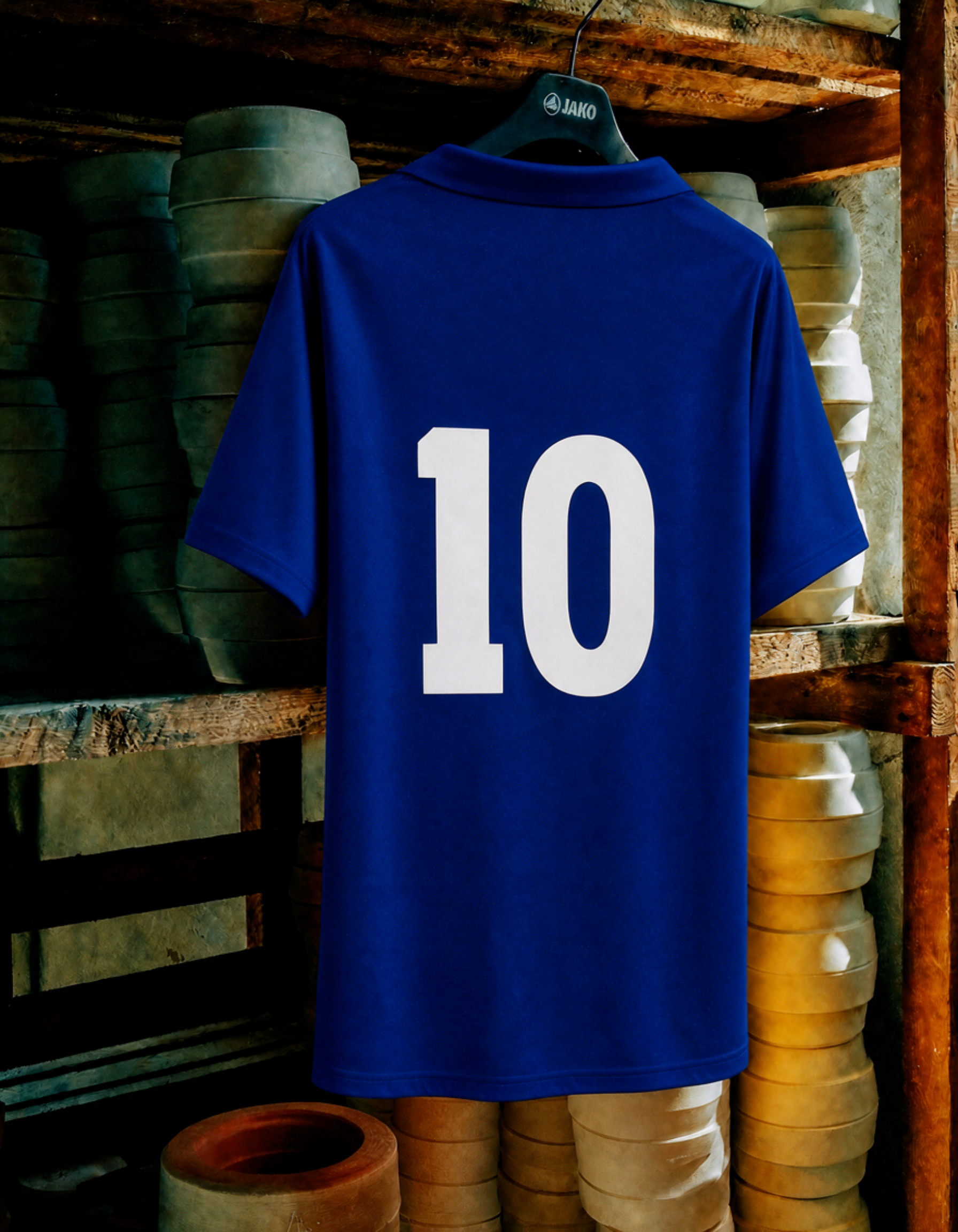 Maglia storica Brasile 1957 appesa dettaglio numero 10