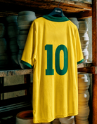 Maglia storica Brasile 1958 appesa dettaglio numero 10
