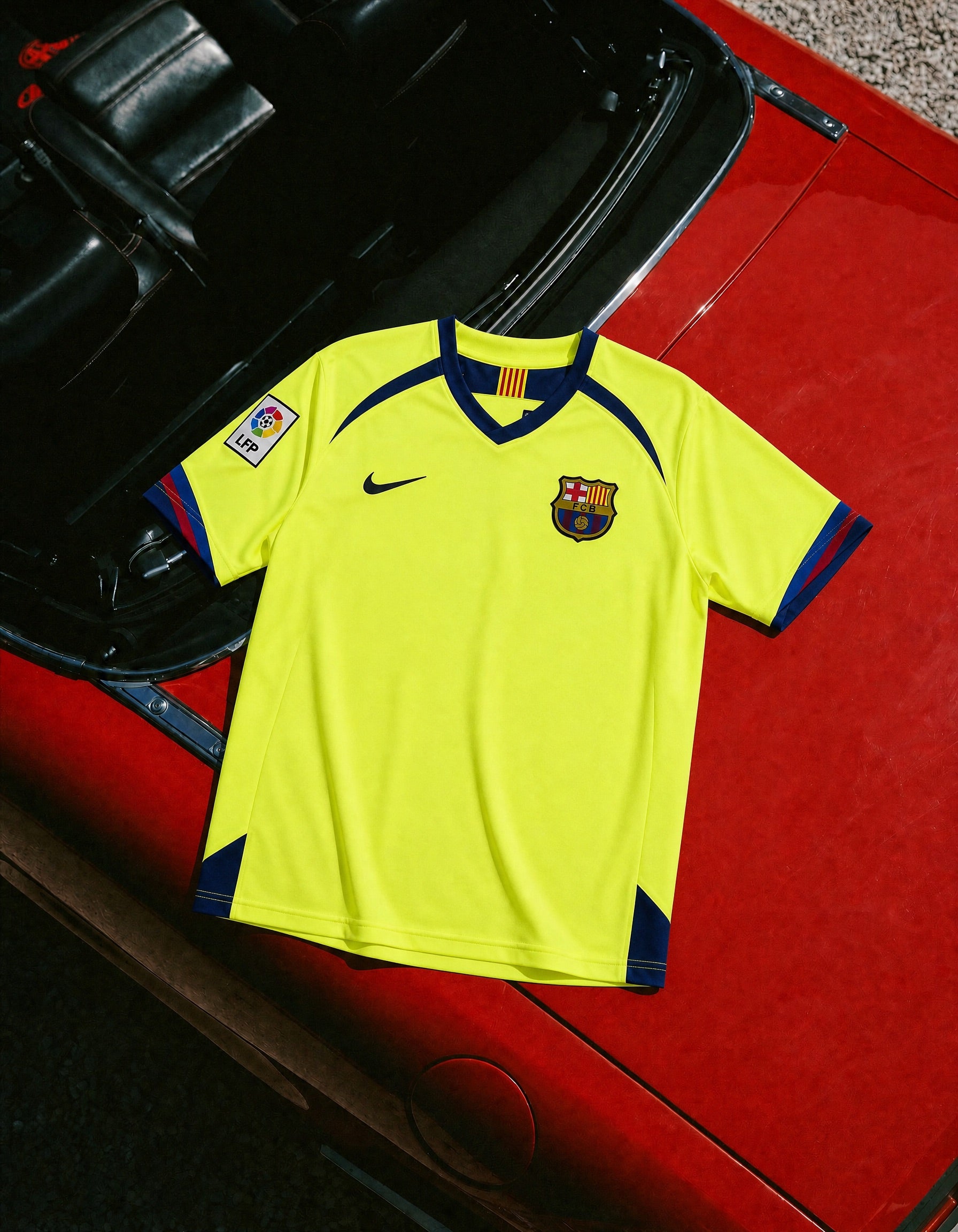 Dettaglio stemma FC Barcelona maglia away 2005/06 giallo fluo

