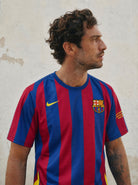 Maglia Barcellona 2005/06 Home vista frontale con patch Champions League
