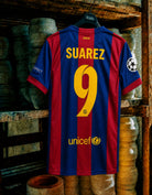 Maglia storica Barcellona finale Champions 2014/15 appesa dettaglio numero 9