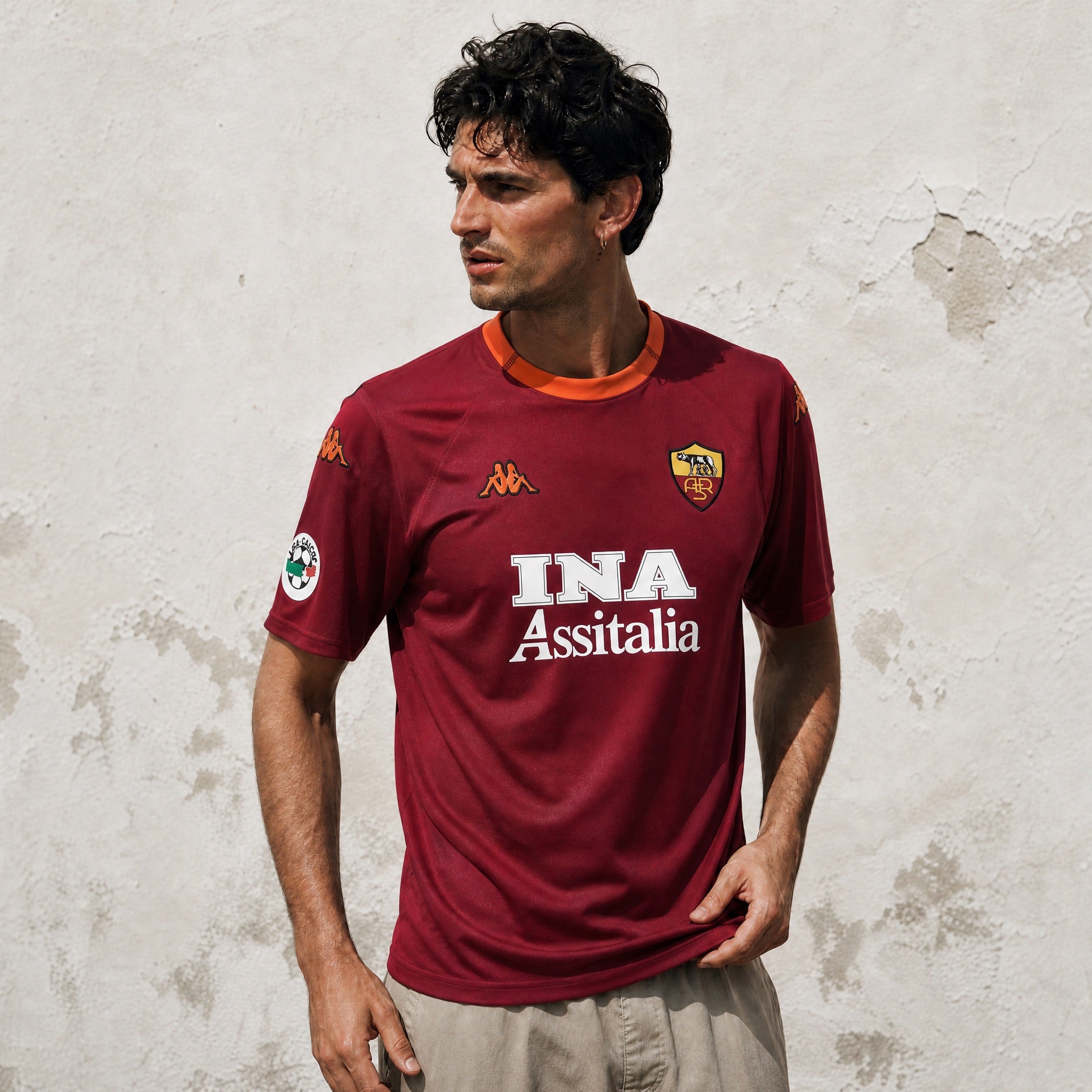 Tifoso indossa maglia Home Roma 2000/01 colore rosso con colletto giallo