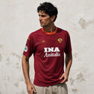Tifoso indossa maglia Home Roma 2000/01 colore rosso con colletto giallo